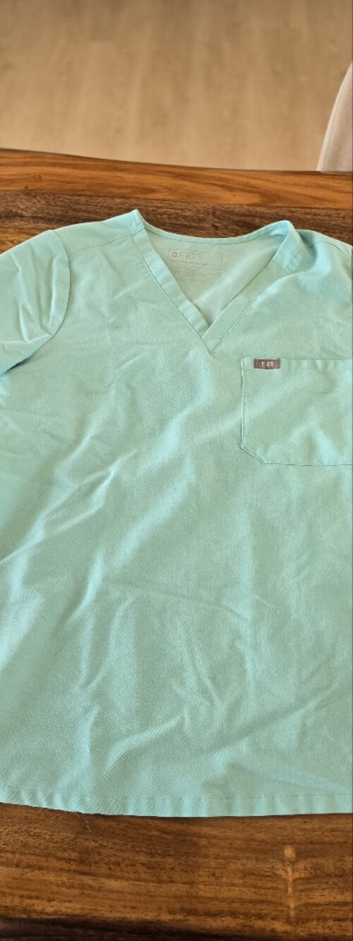 Women’s FIGS Catarina One-Pocket Scrub Top in Aqua Fredh(Size Small)